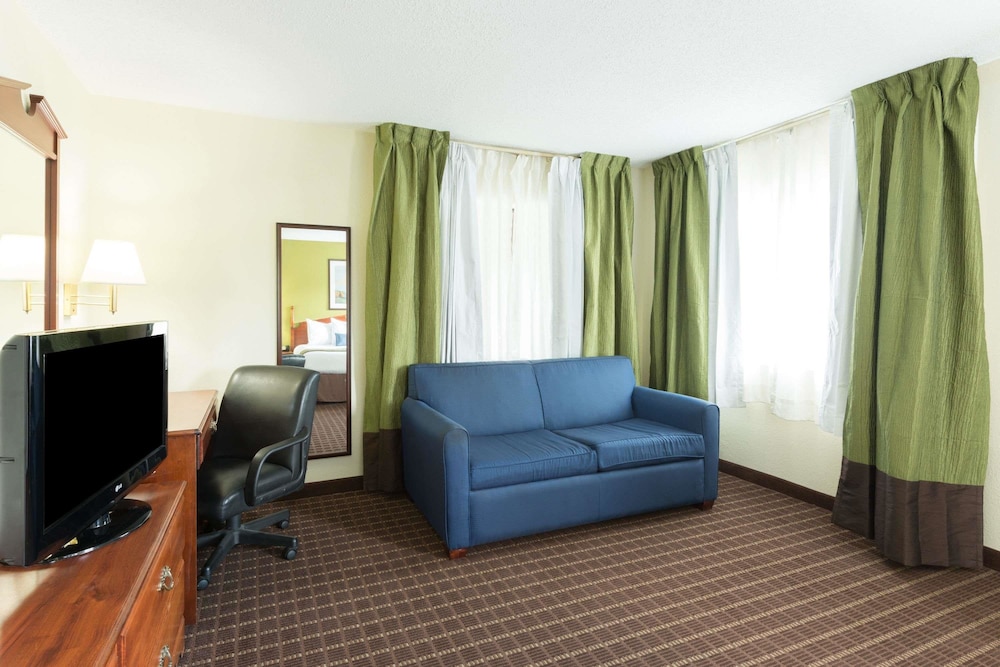 Baymont By Wyndham Louisville South I 65 23/33