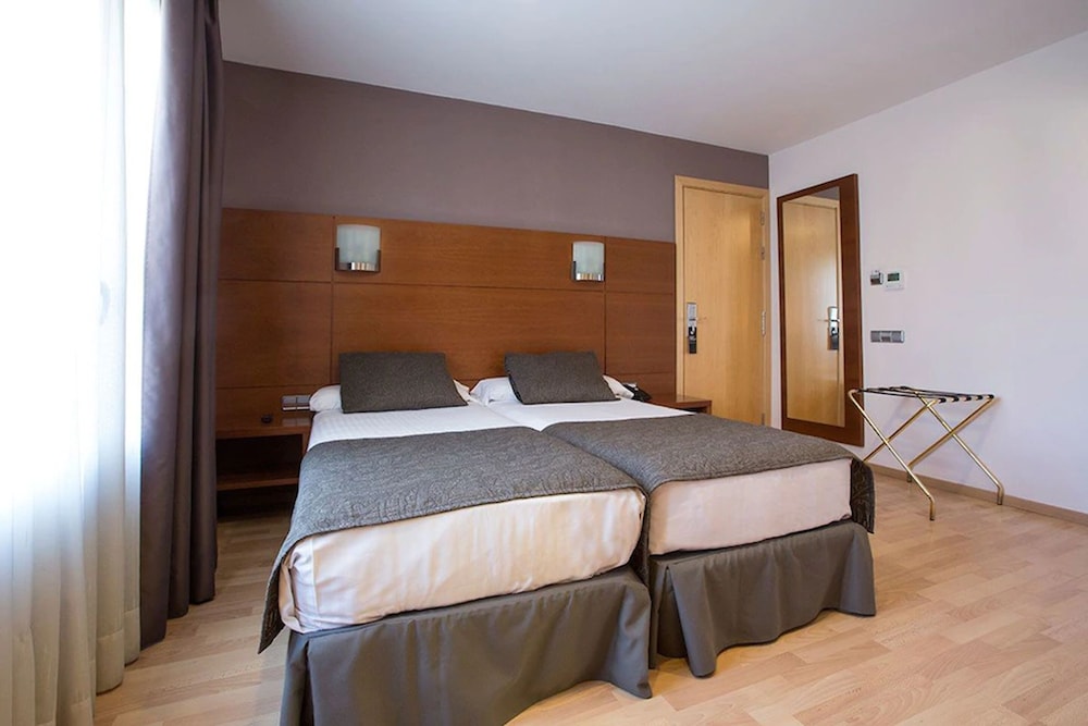 ROOM, TWIN BEDS