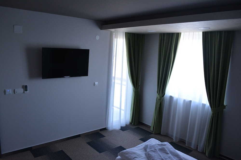 Hotel River 14/53
