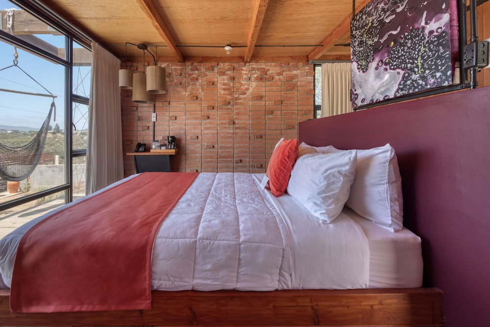 Valley, Queen Bed