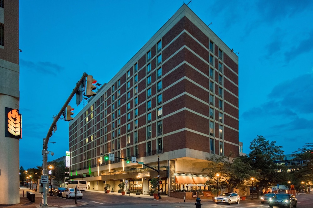 Holiday Inn Lancaster 1/86