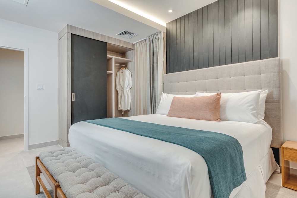 2 Bedrooms, Courtyard, Penthouse, 2 King Beds، Fort George Hotel And Spa 2/7