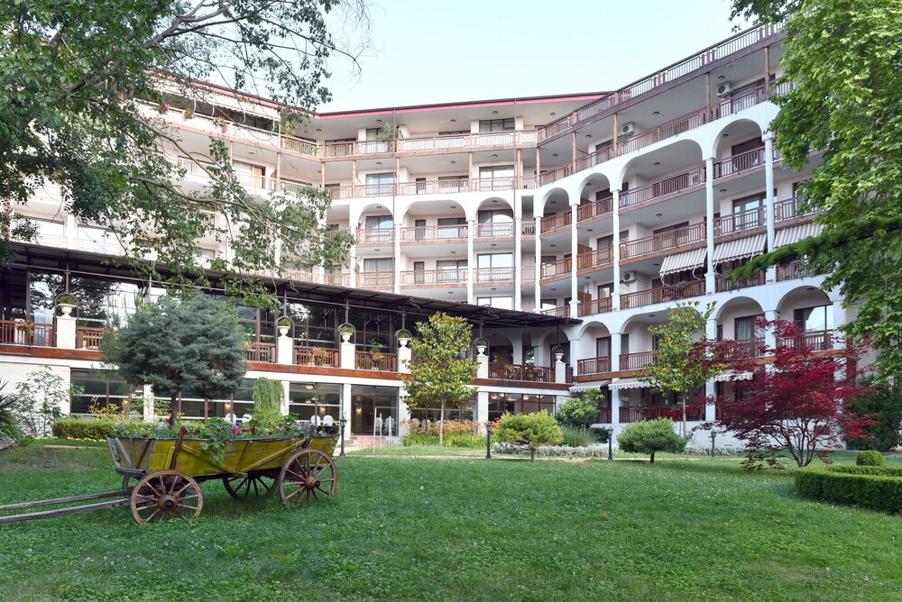 Estreya Park 4/50