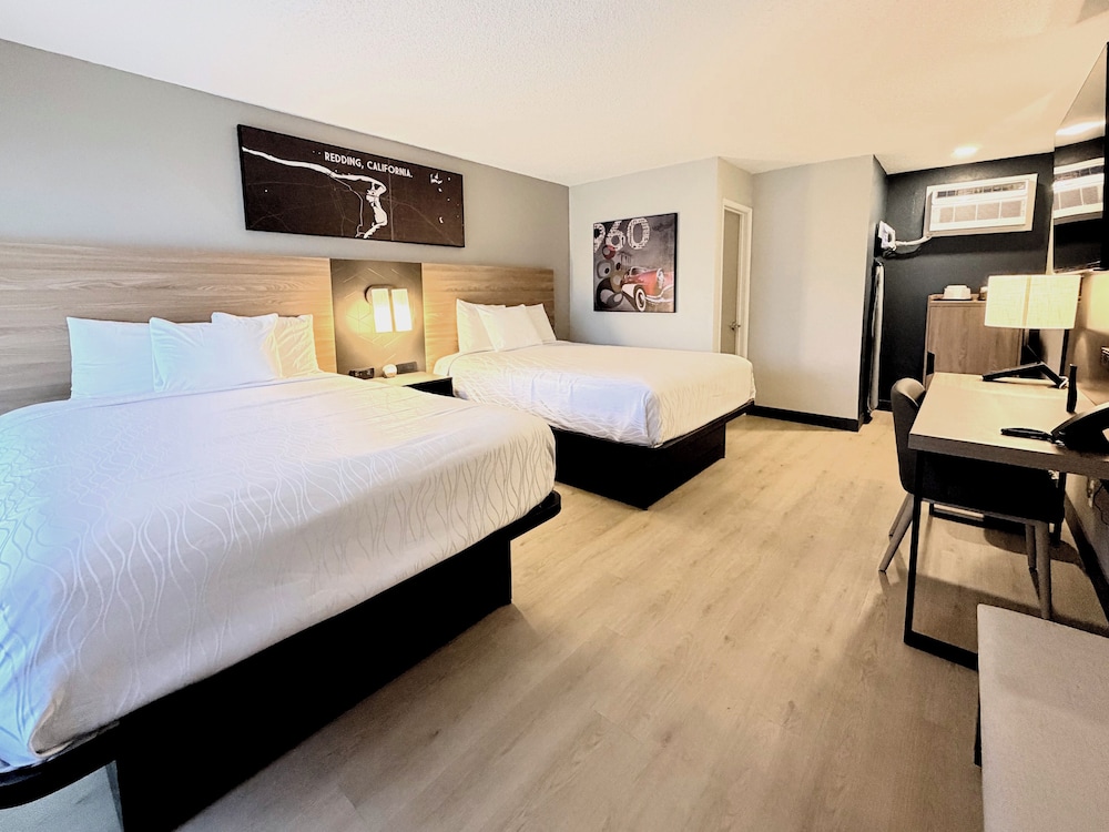 Deluxe, 2 Queen Beds, Pool View, Thunderbird Lodge 3/9