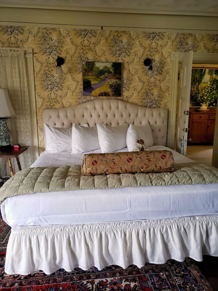 Moseley Cottage Inn and Town Motel 12/50