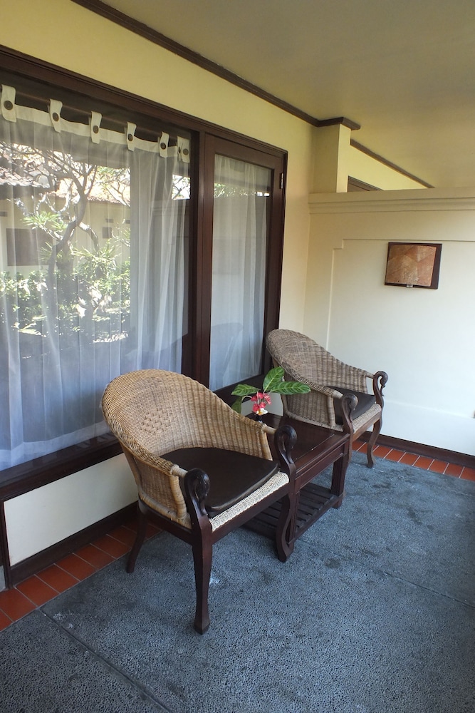 BESAKIH BEACH HOTEL 45/67