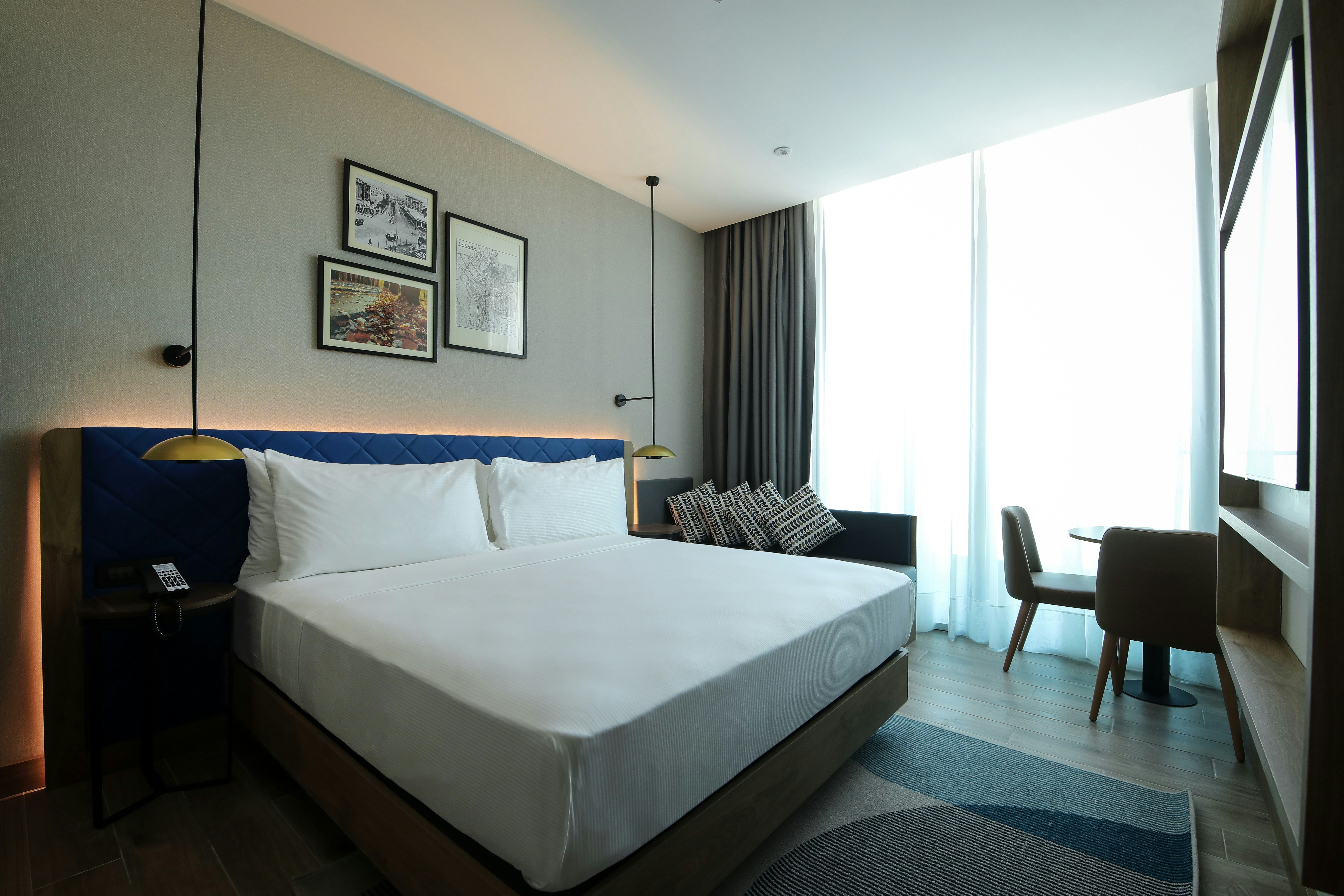 ROOM, KING BED, SOFA