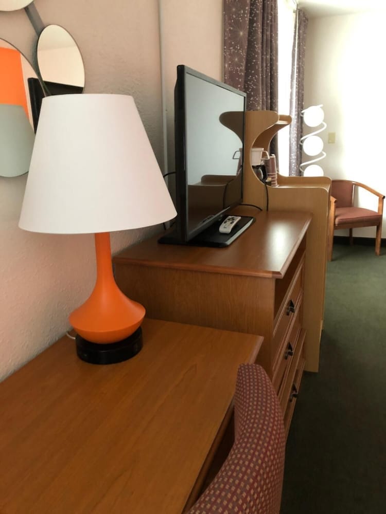Howard Johnson By Wyndham Salem 32/33