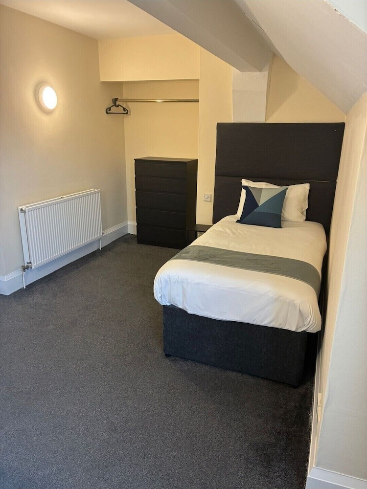 Devonshire House Hotel 6/50