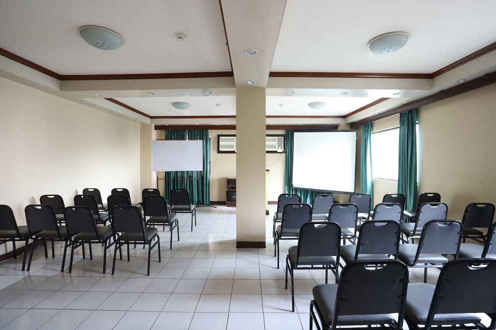 OYO 210 Apple Tree Suites 34/37