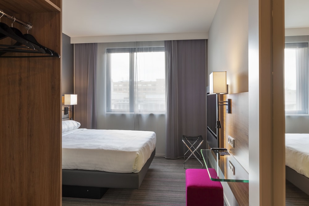 Room at Moxy Glasgow Merchant City, GLASGOW