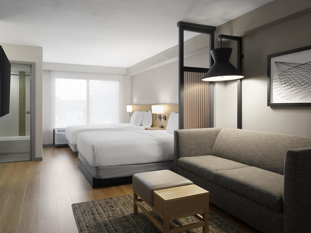 Specialty, 2 Queen Beds, Sofa