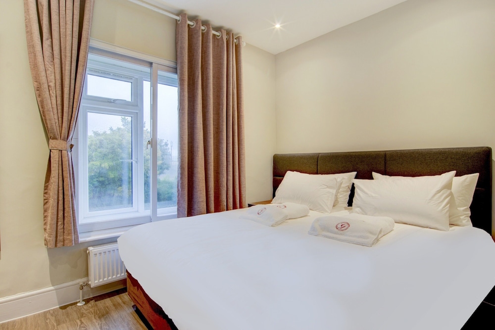 The Gissons Hotel 9/50