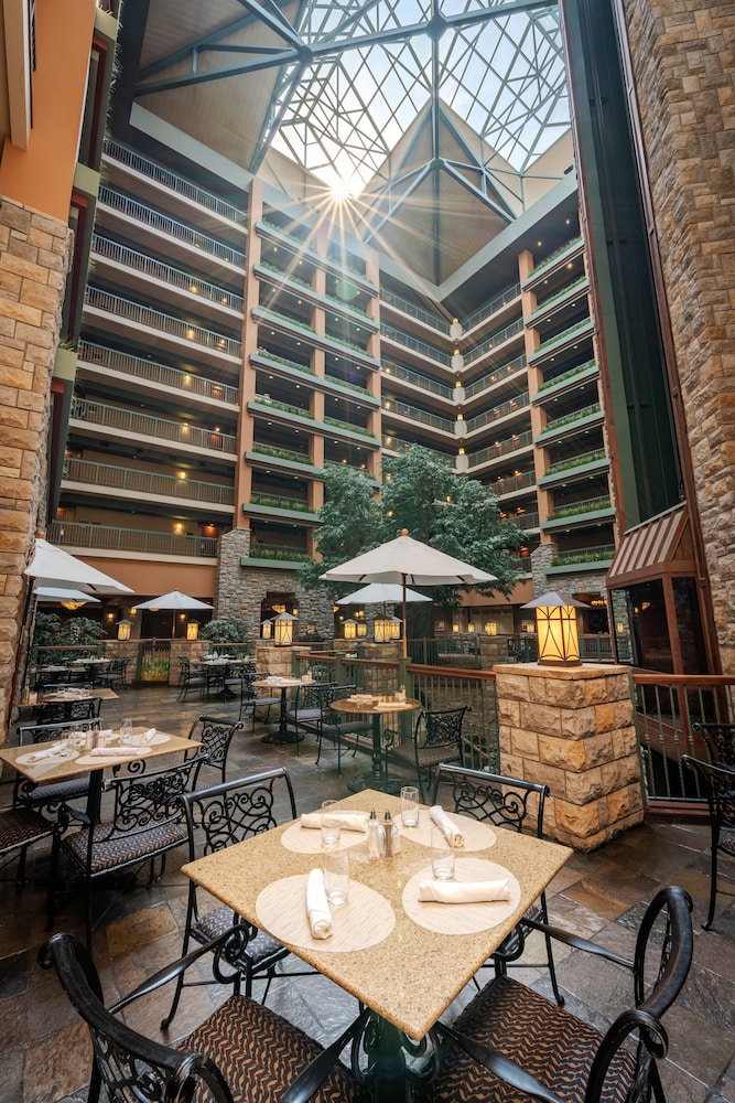 Chateau On the Lake Resort Spa And Convention Centre 50/66