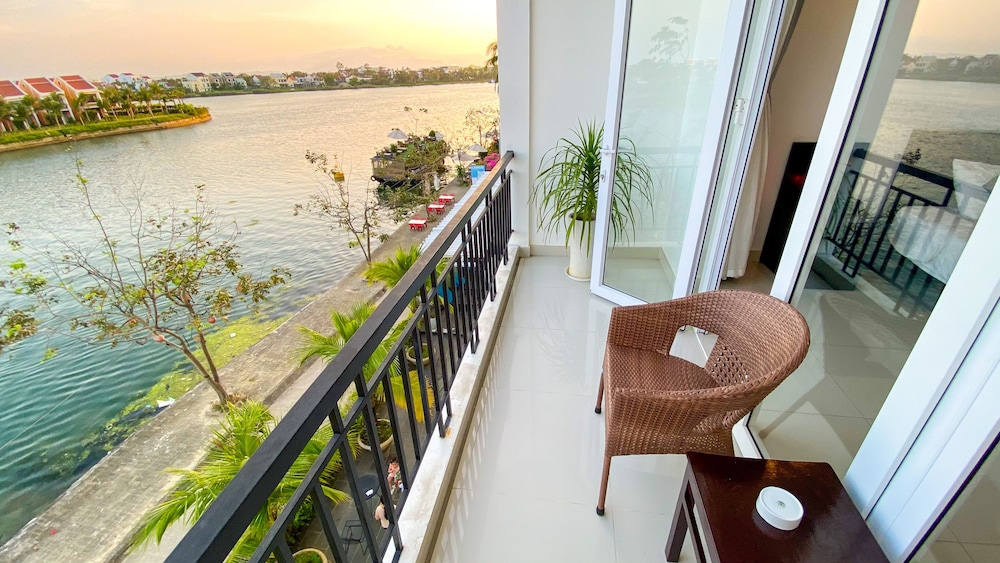 Riverside White House Villa 32/50