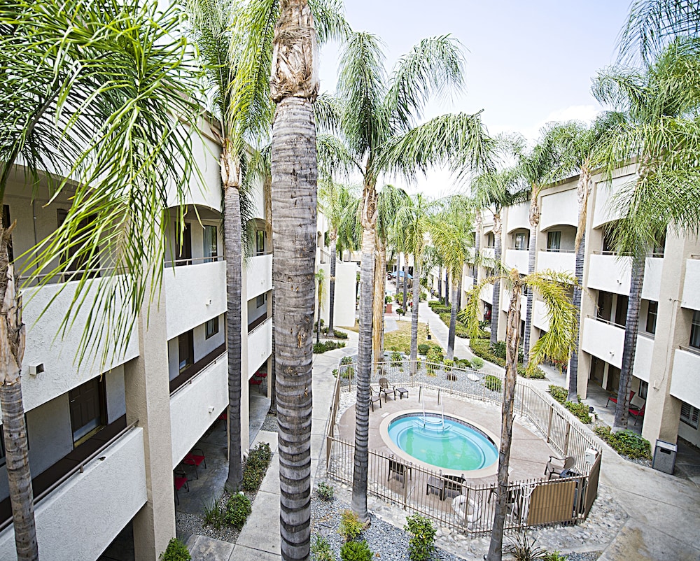 Hotel D Lins Ontario Airport 3/45