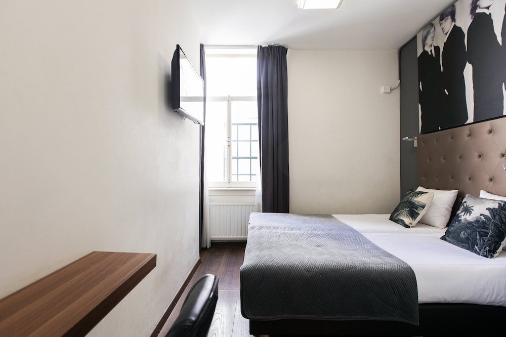 QUENTIN GOLDEN BEAR HOTEL 23/74