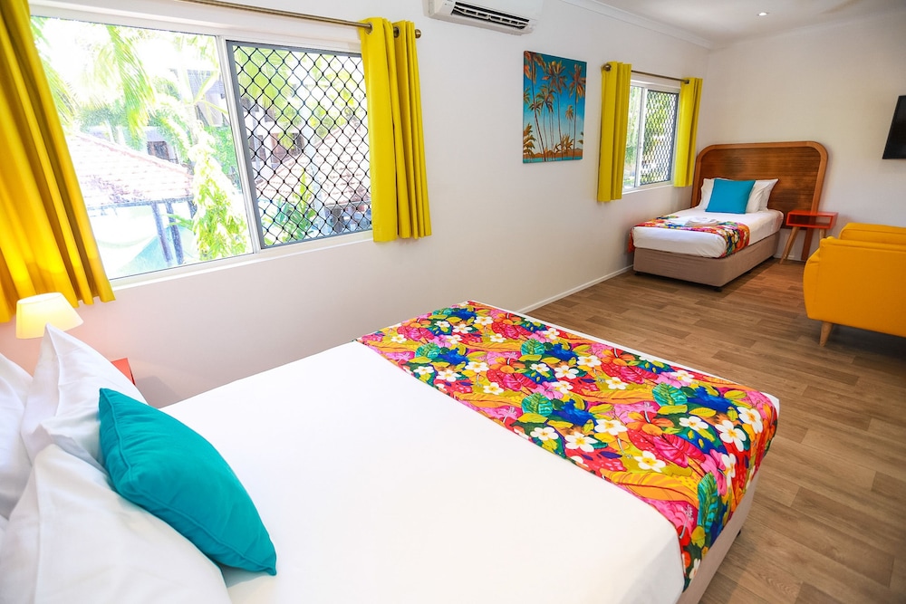 PORT DOUGLAS MOTEL 28/73