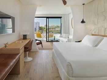 Room, Single, 2 Double Beds