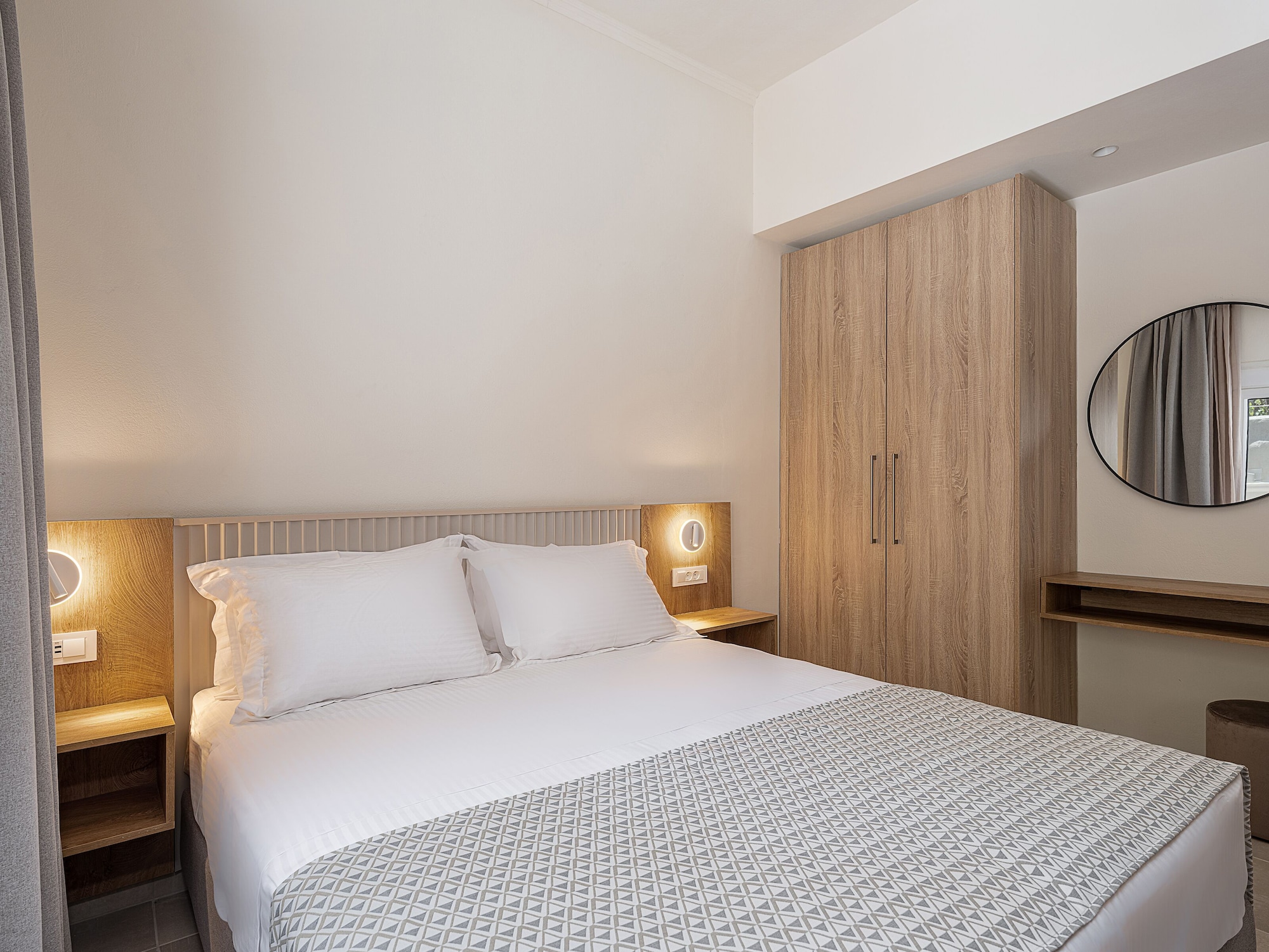 FAMILY SUITE, QUEEN BED, 2 SOFA, BALCONY