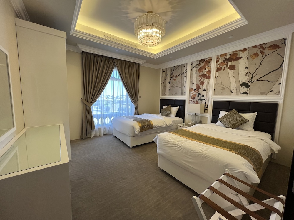 DELUXE, SUITE, TWIN BEDS