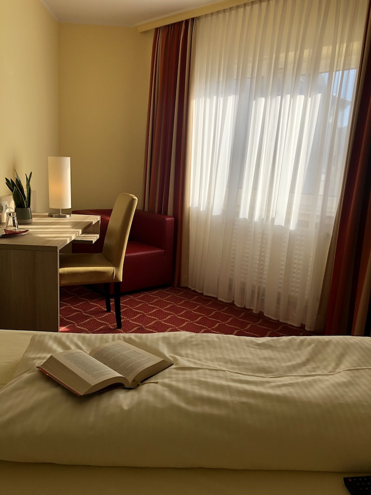Montana Hotel Köln-Bonn Airport 12/26