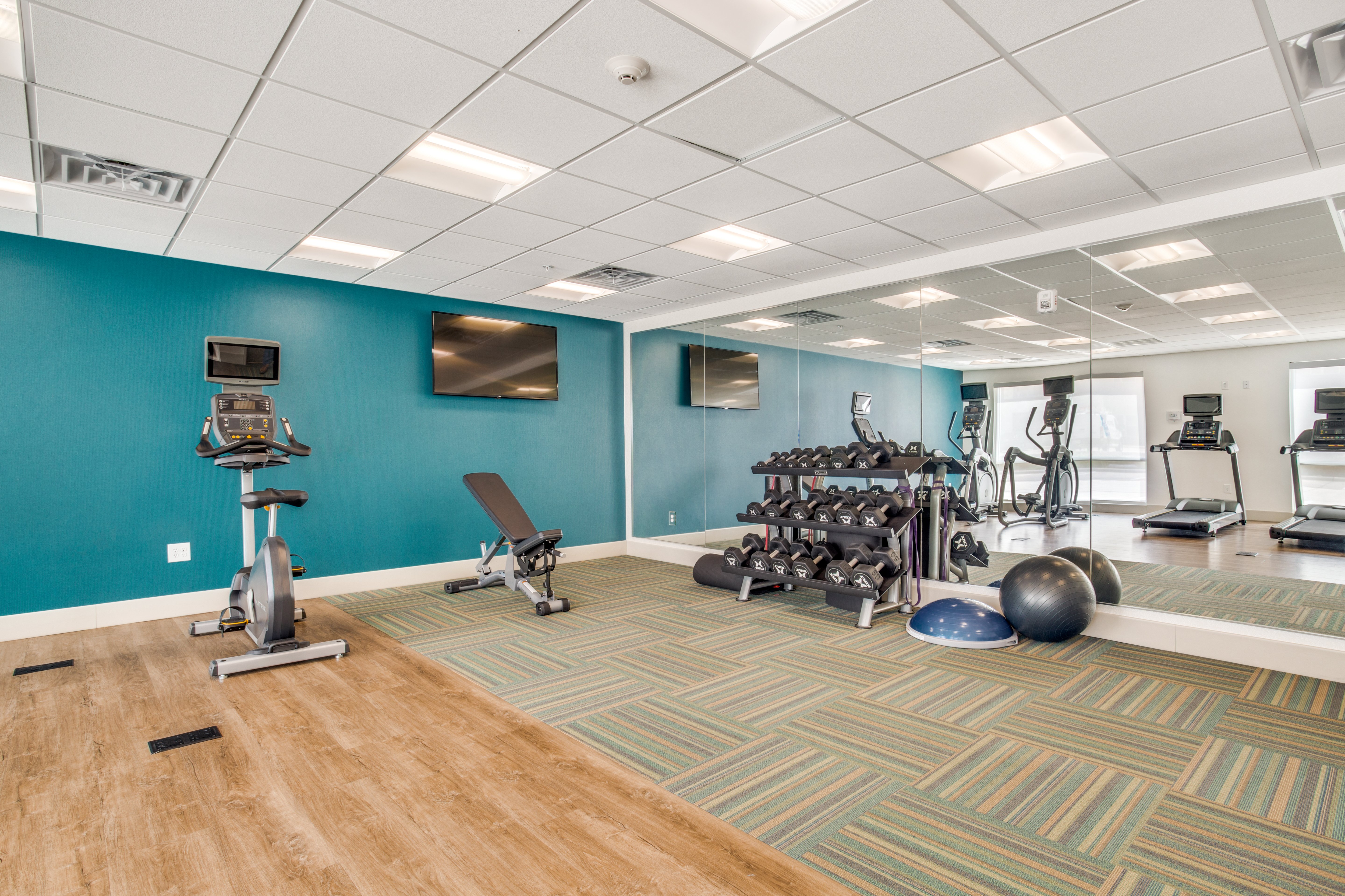 Holiday Inn Express and Suites Denton South 42/71