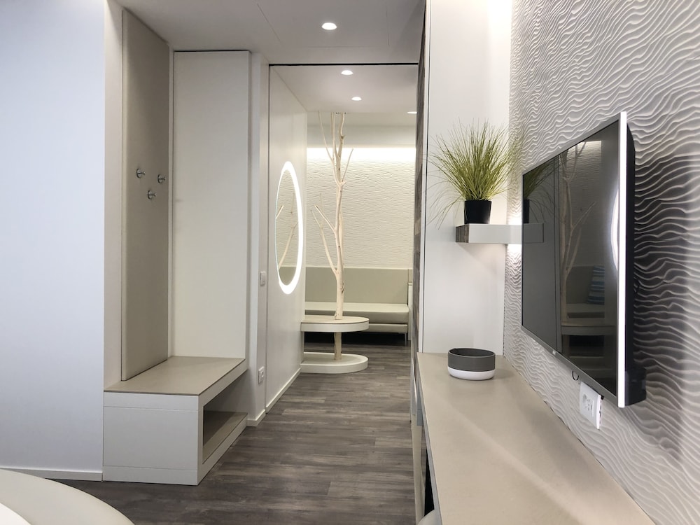 Liberty Village Hotel 24/50