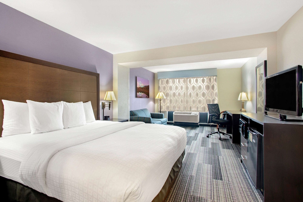 La Quinta Inn Suites Springfield Airport Plaza 13/61