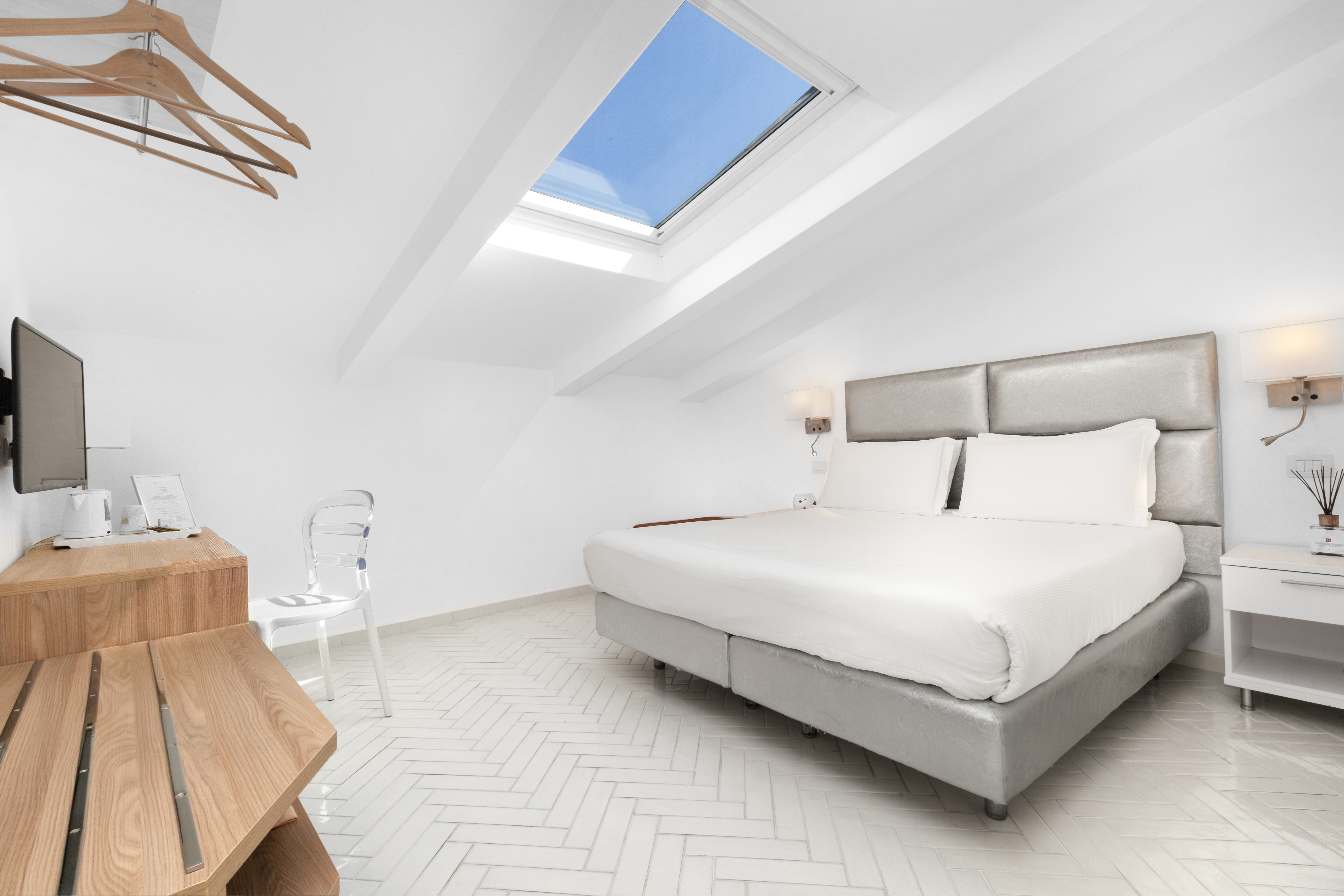 Room, Attic، Palazzo Tasso 3/6