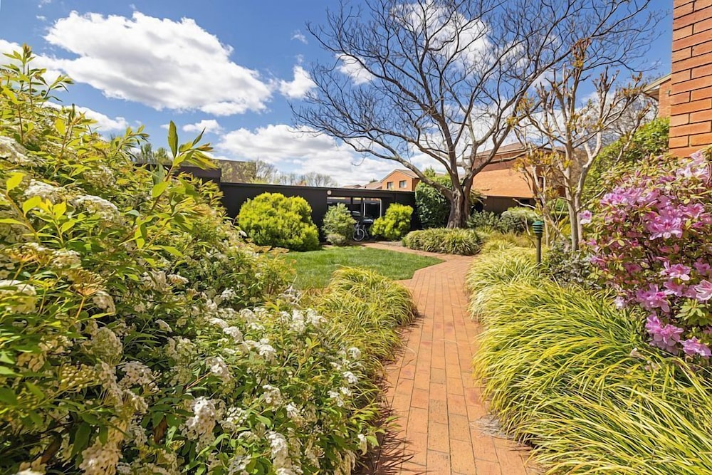 OXLEY COURT SERVICED APARTMENTS 37/41