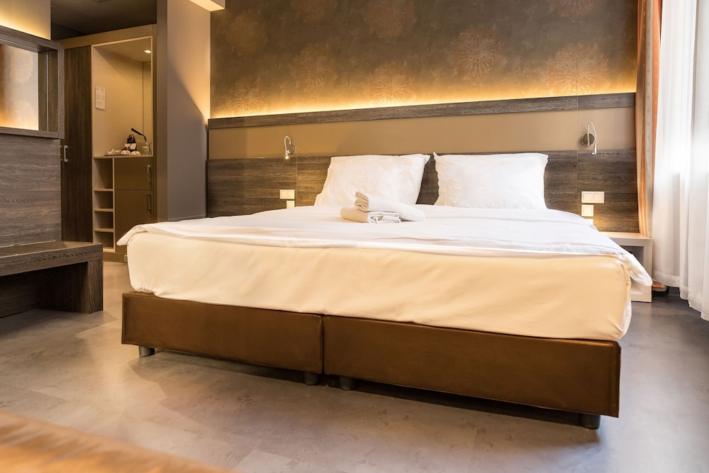 DELUXE, DOUBLE BED