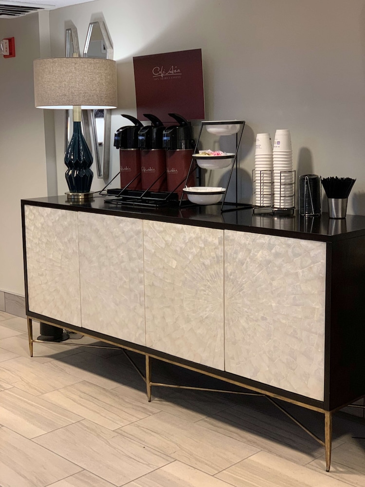 Best Western Tallahassee-Downtown Inn & Suites 18/28