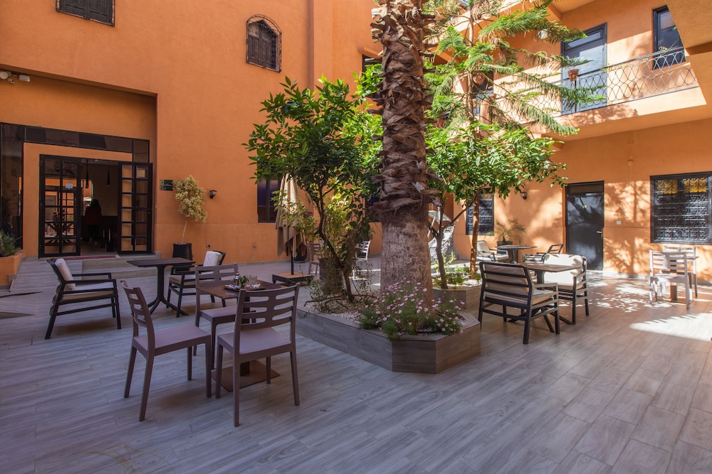 HOTEL TOULOUSAIN 48/57