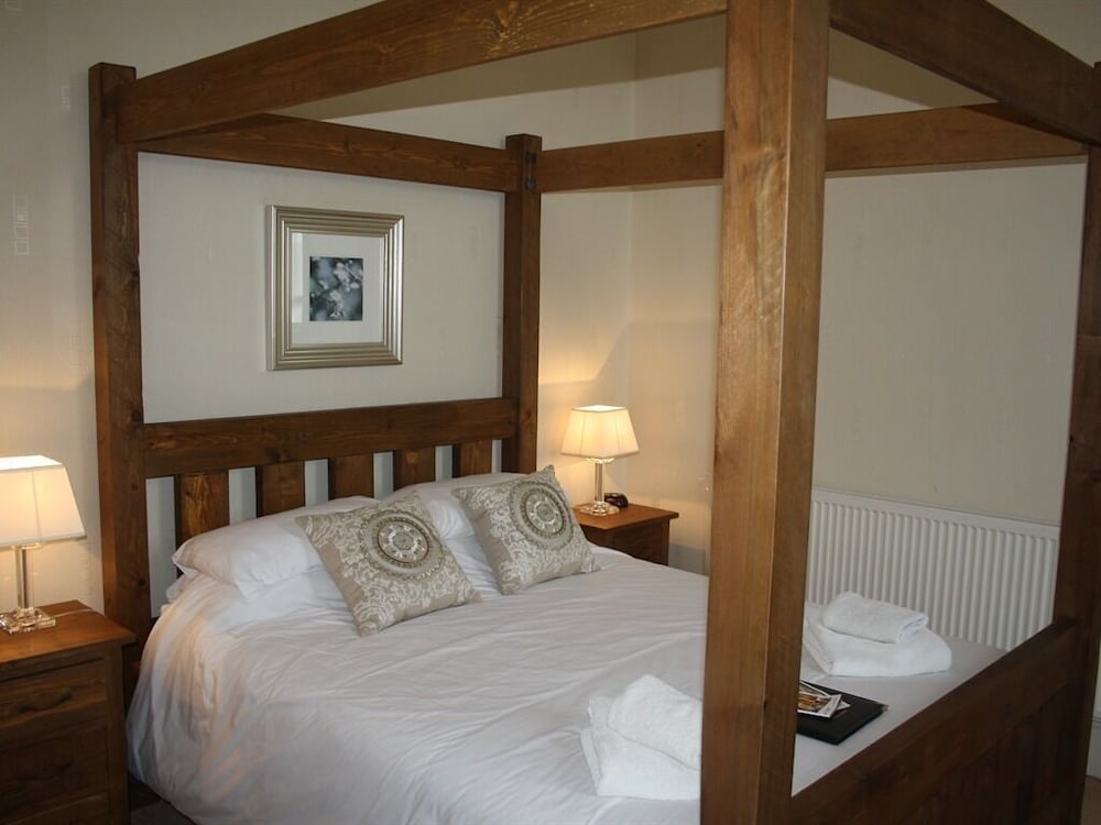 FOUR POSTER, DOUBLE BED
