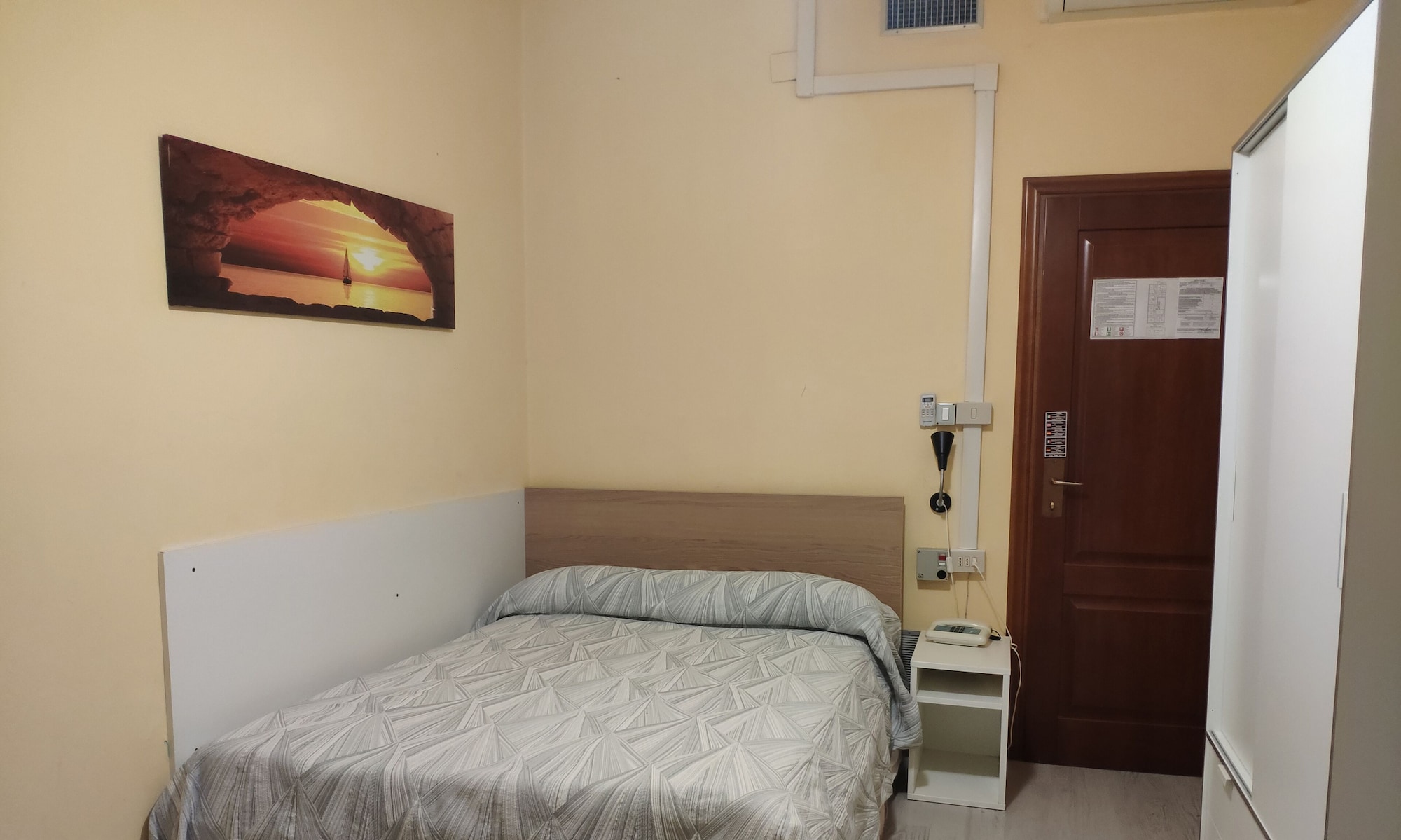 ROOM, SINGLE
