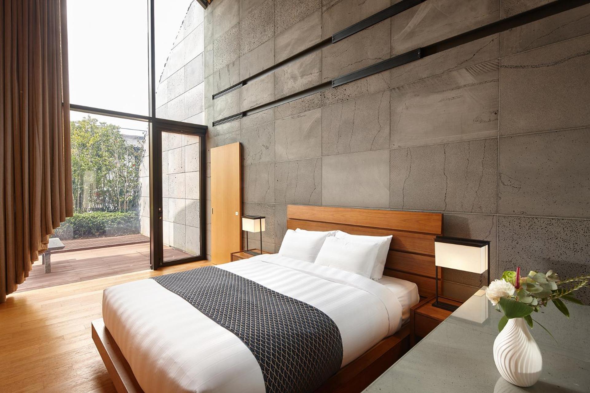 3 Rooms, 2 Double and Twin Beds