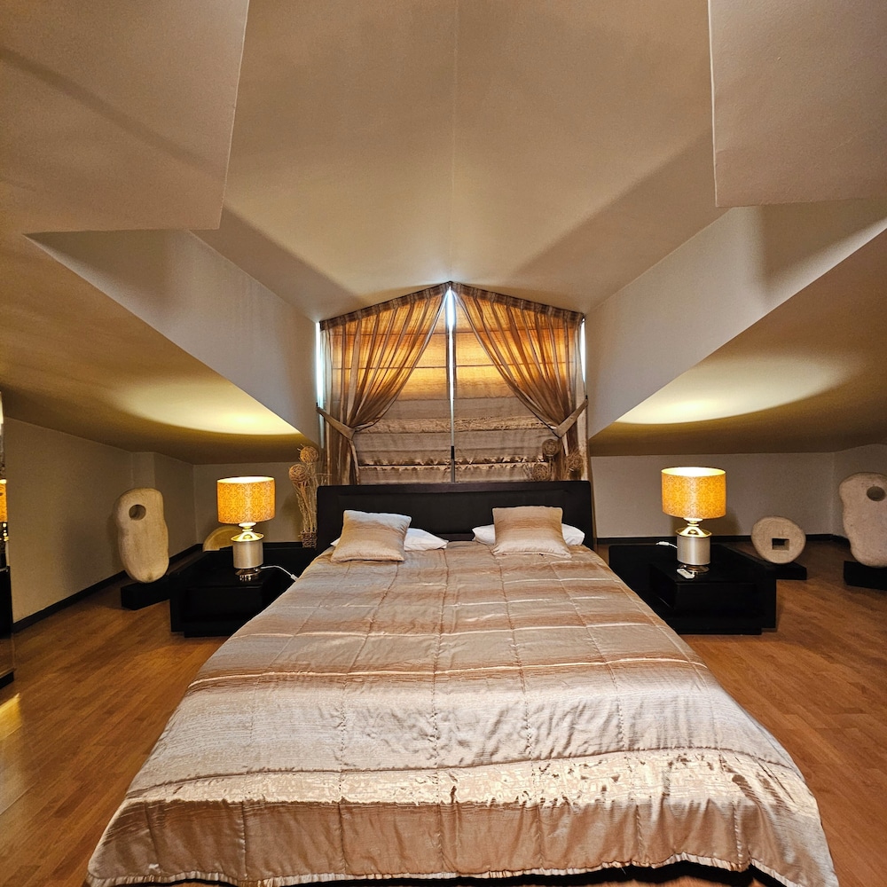 SUITE, KING BED