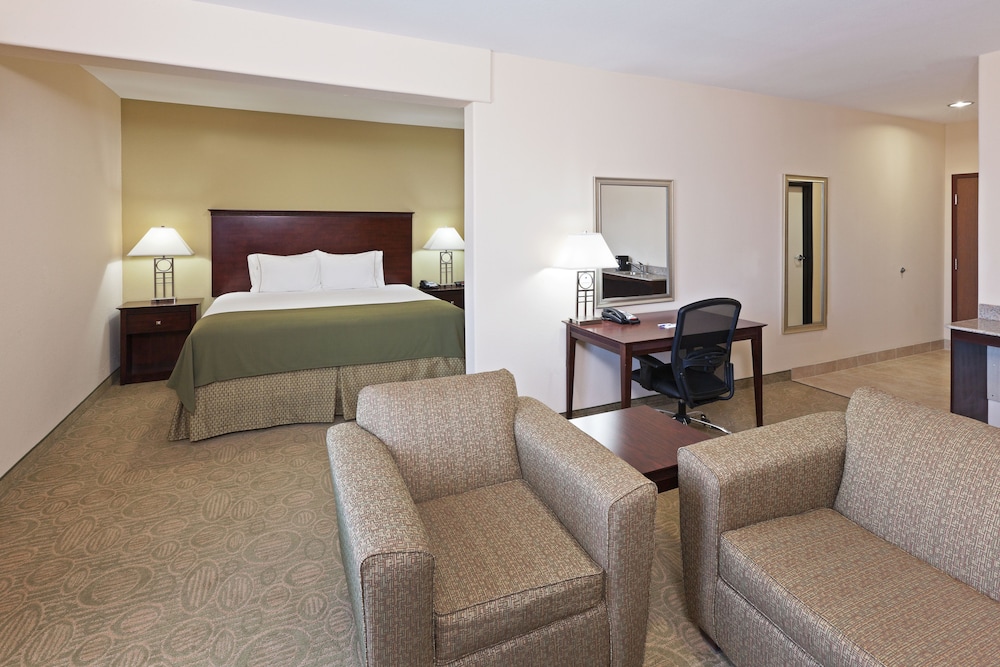 Holiday Inn Express Suites Brownfield 12/54