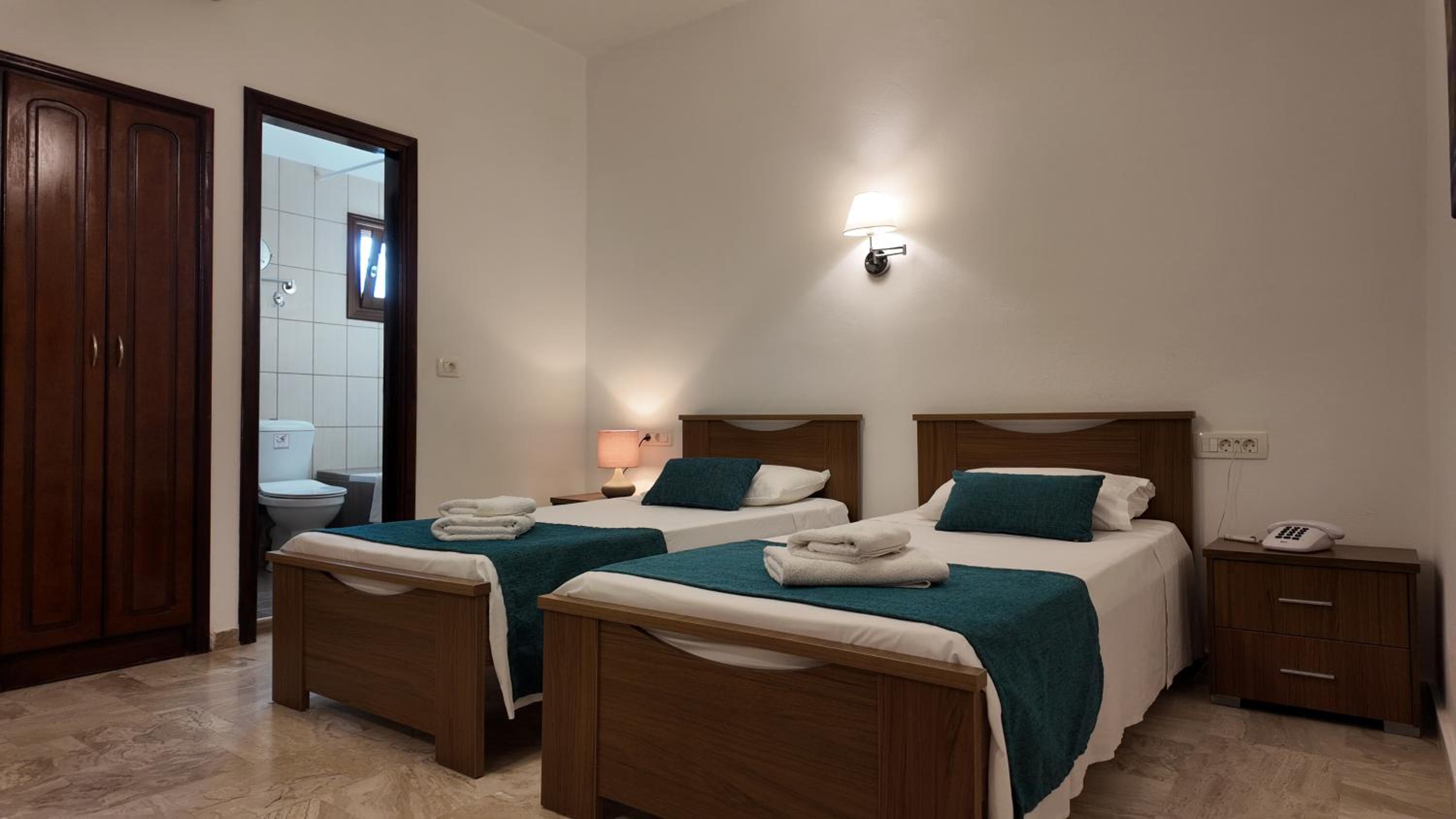 ROOM, DOUBLE OR TWIN BED