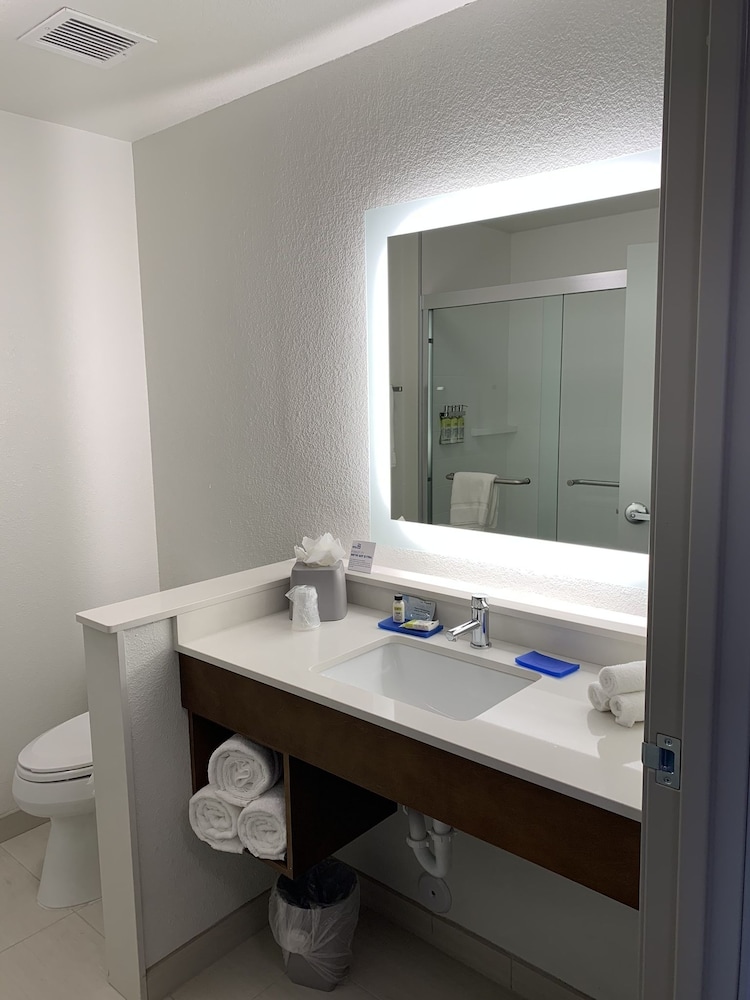 Holiday Inn Express Suites Denver Aurora Medical Campus 24/62