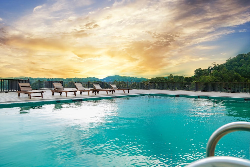 Oak Ray Regency Hotel 37/40