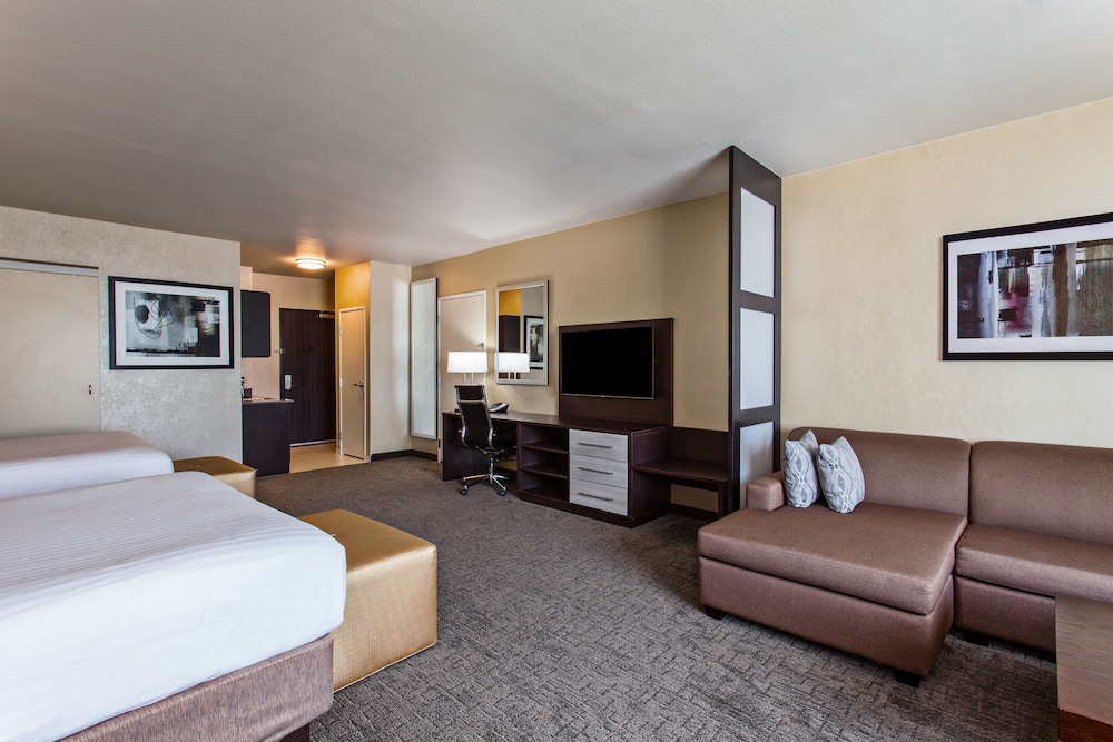 Holiday Inn Express & Suites Anaheim Resort Area 45/58