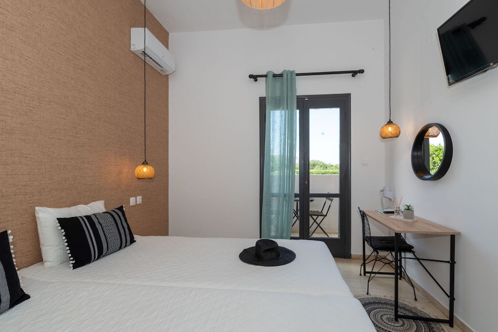 ROOM, DOUBLE BED