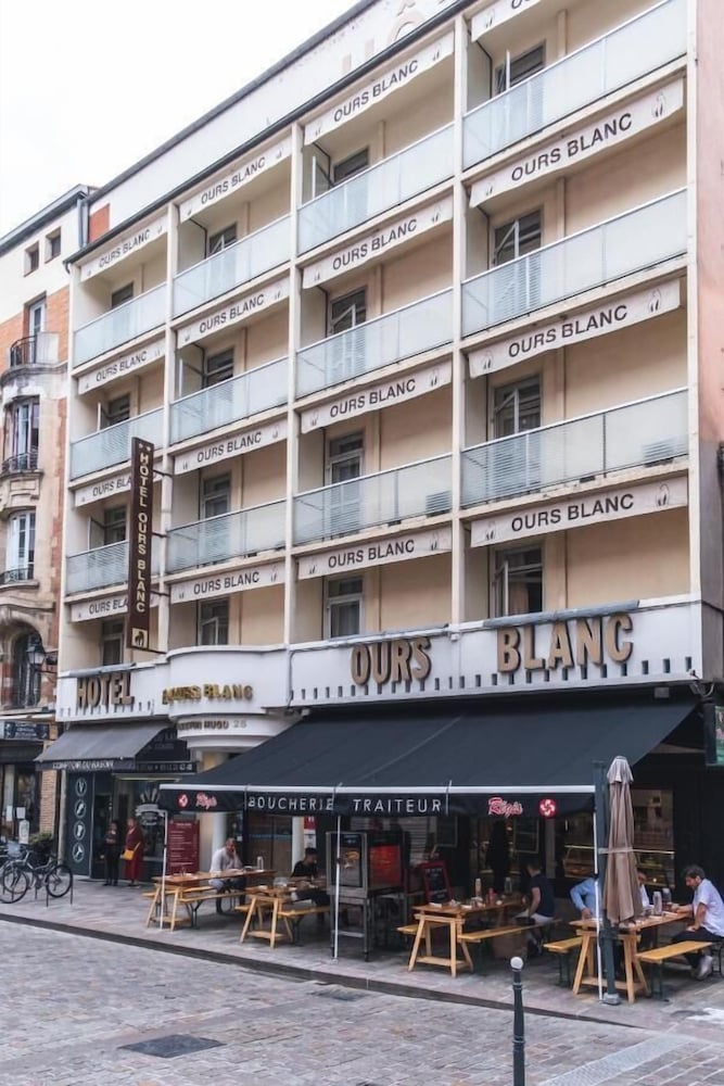 Ours Blanc Place Victor Hugo 5/67