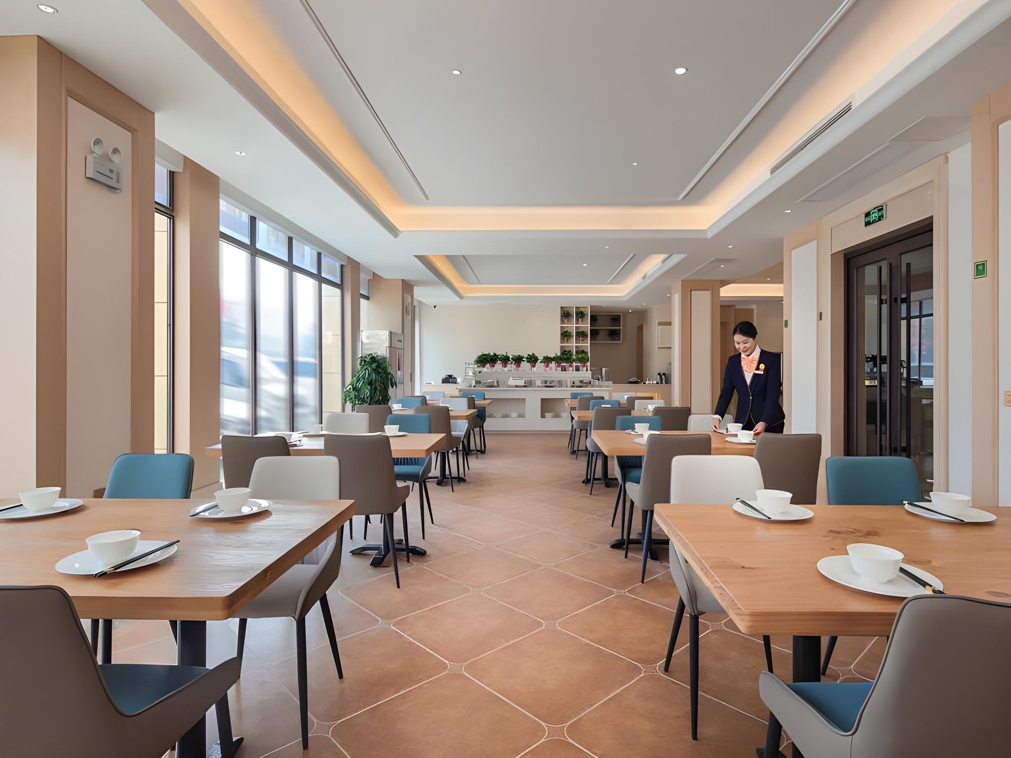 Vienna International Hotel (Ningling Zhanggong Road) 18/28