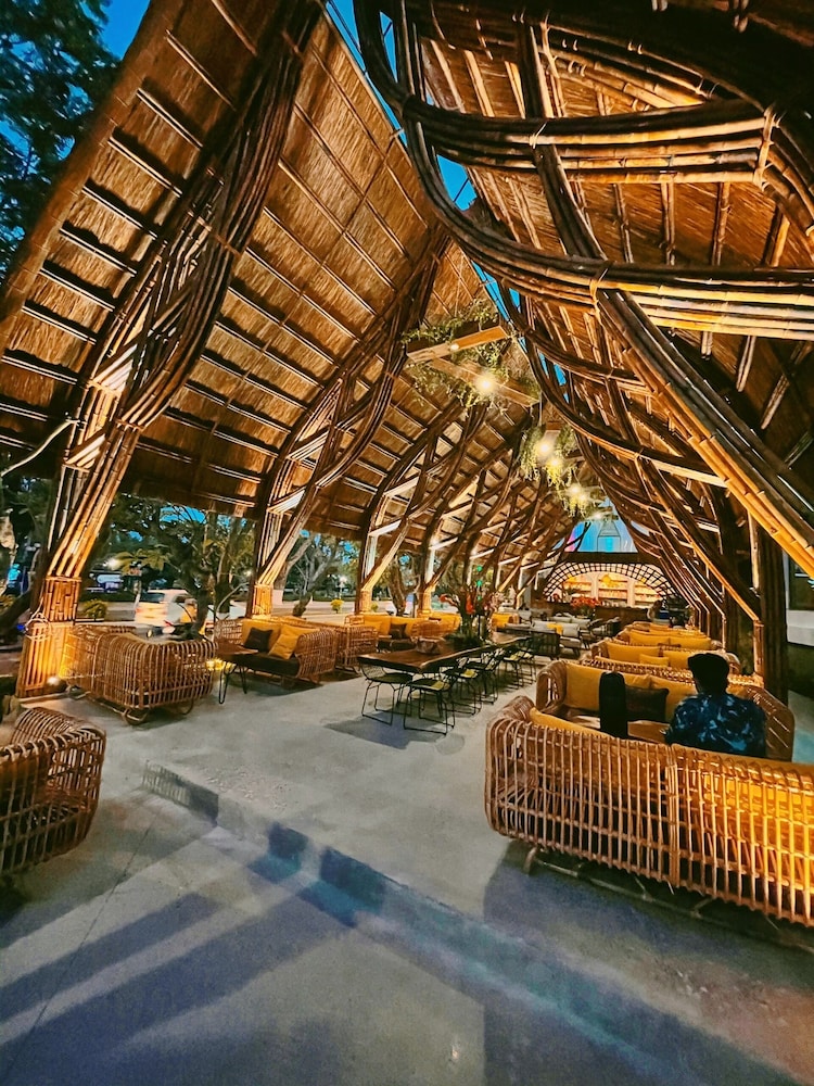 The Light Hotel Resort 40/70