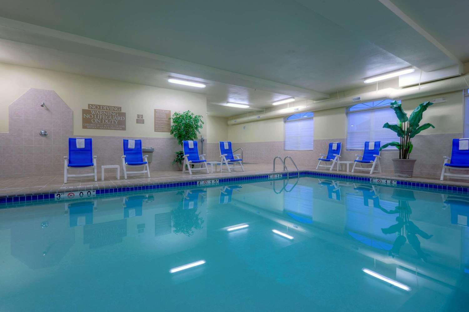Country Inn & Suites By Radisson, Emporia, VA 13/37