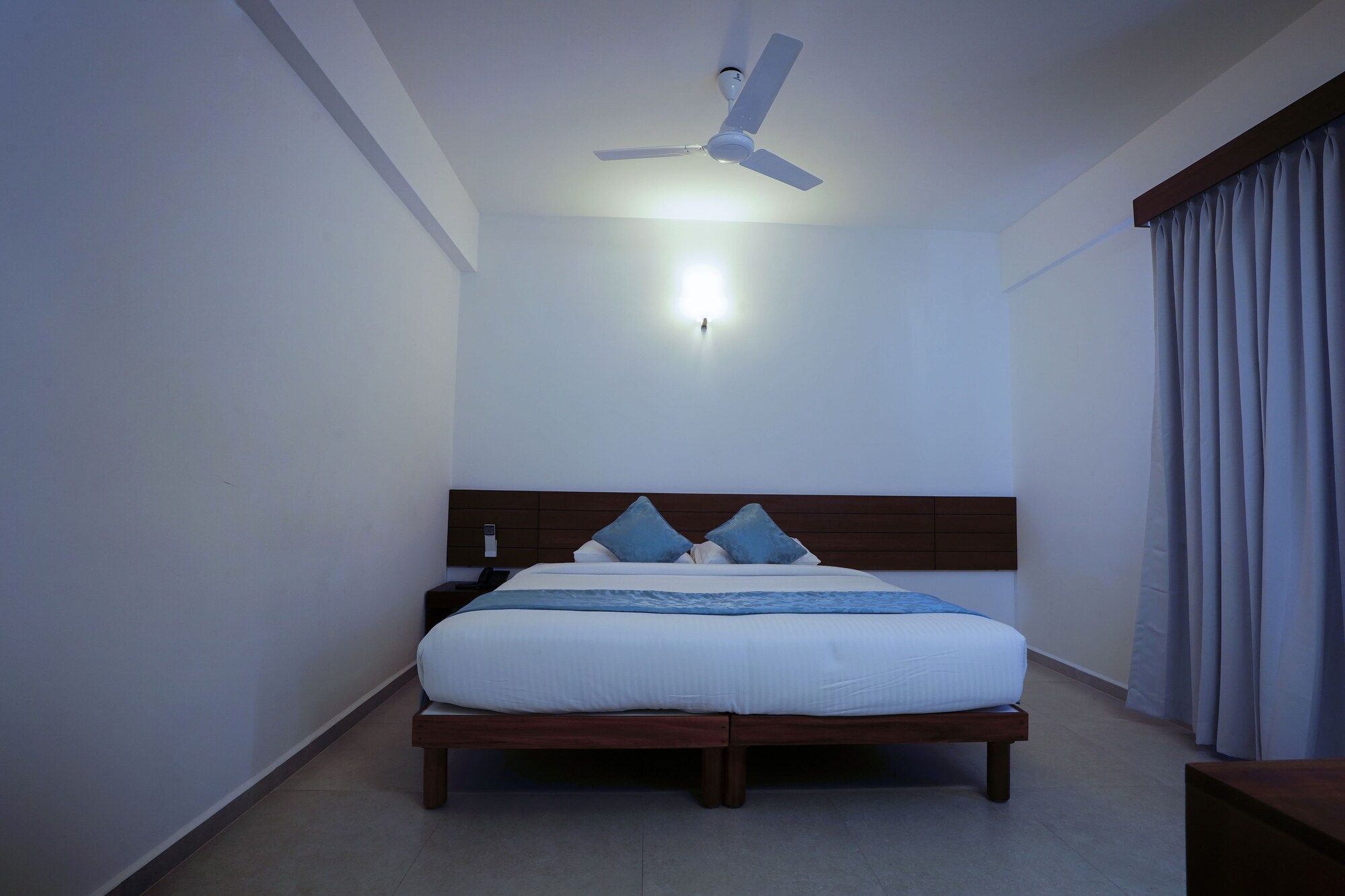 STANDARD, QUEEN BED