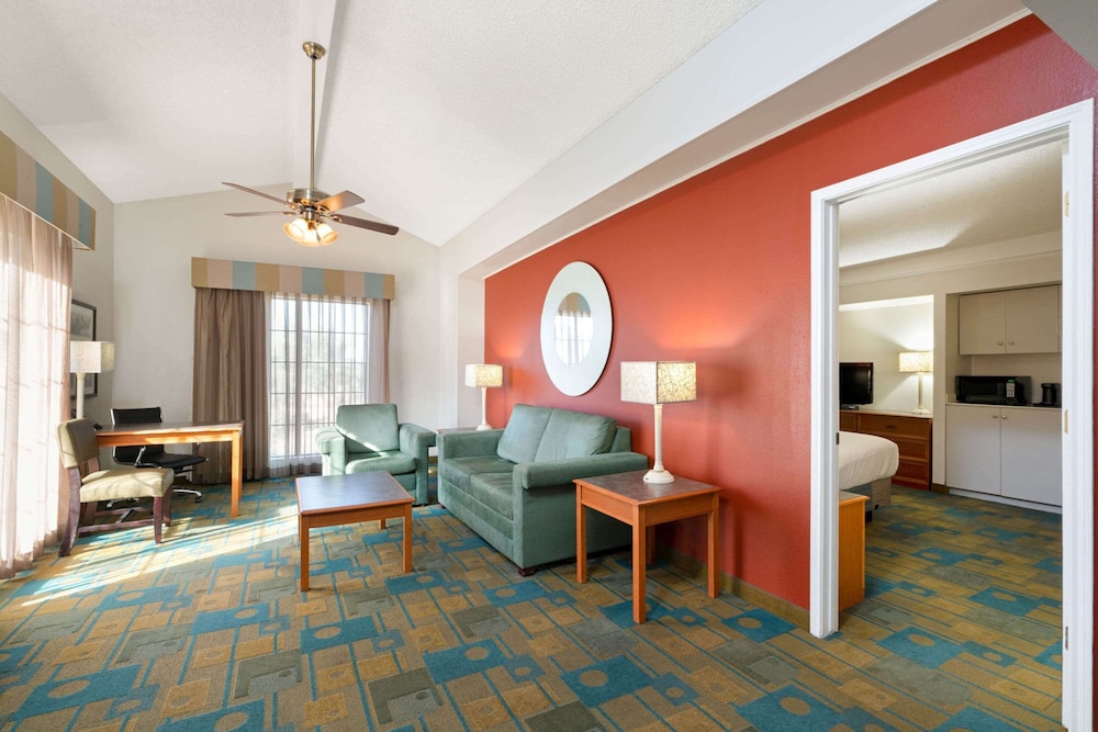 La Quinta Inn Phoenix Sky Harbor Airport 24/40